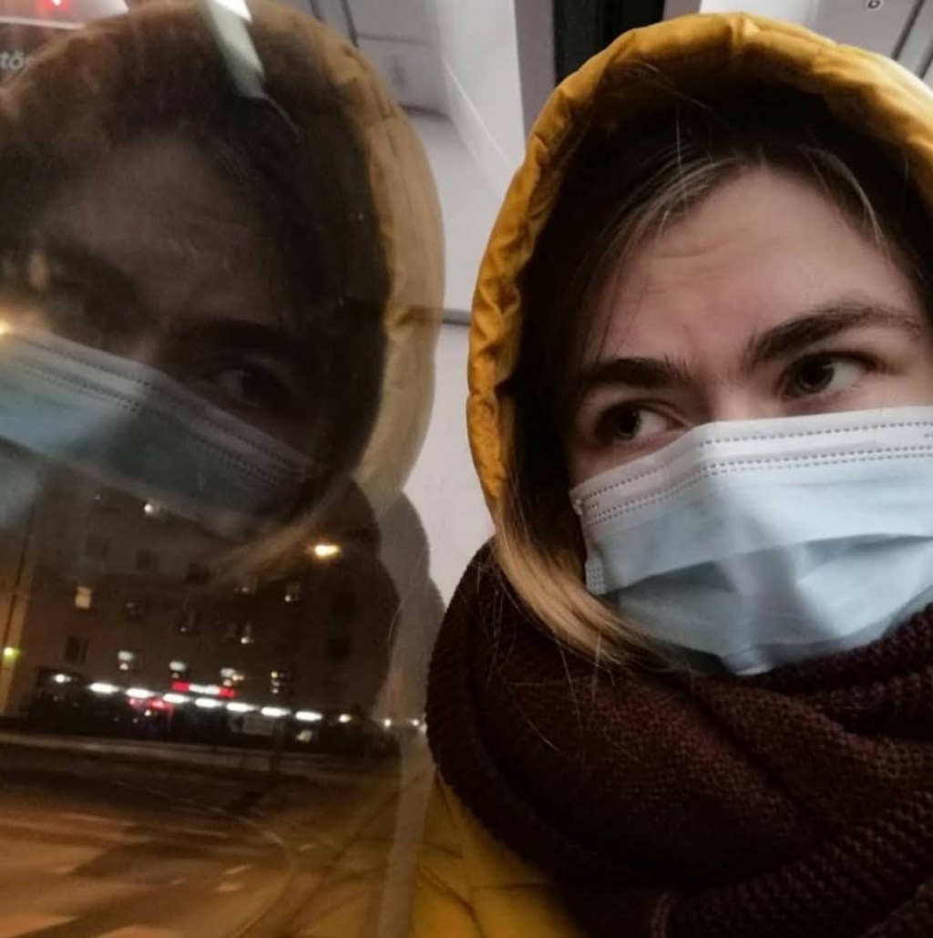 Med huvudet i två olika världar.